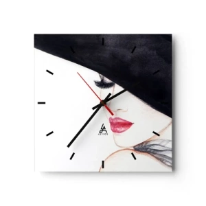 Reloj de pared - Reloj de vidrio - Una ilustración sutil de una mujer con un sombrero negro y labios rojos. - 30x30cm - Elegancia y sensualidad - Decoración de pared moderna para salón y dormitorio ARTTOR