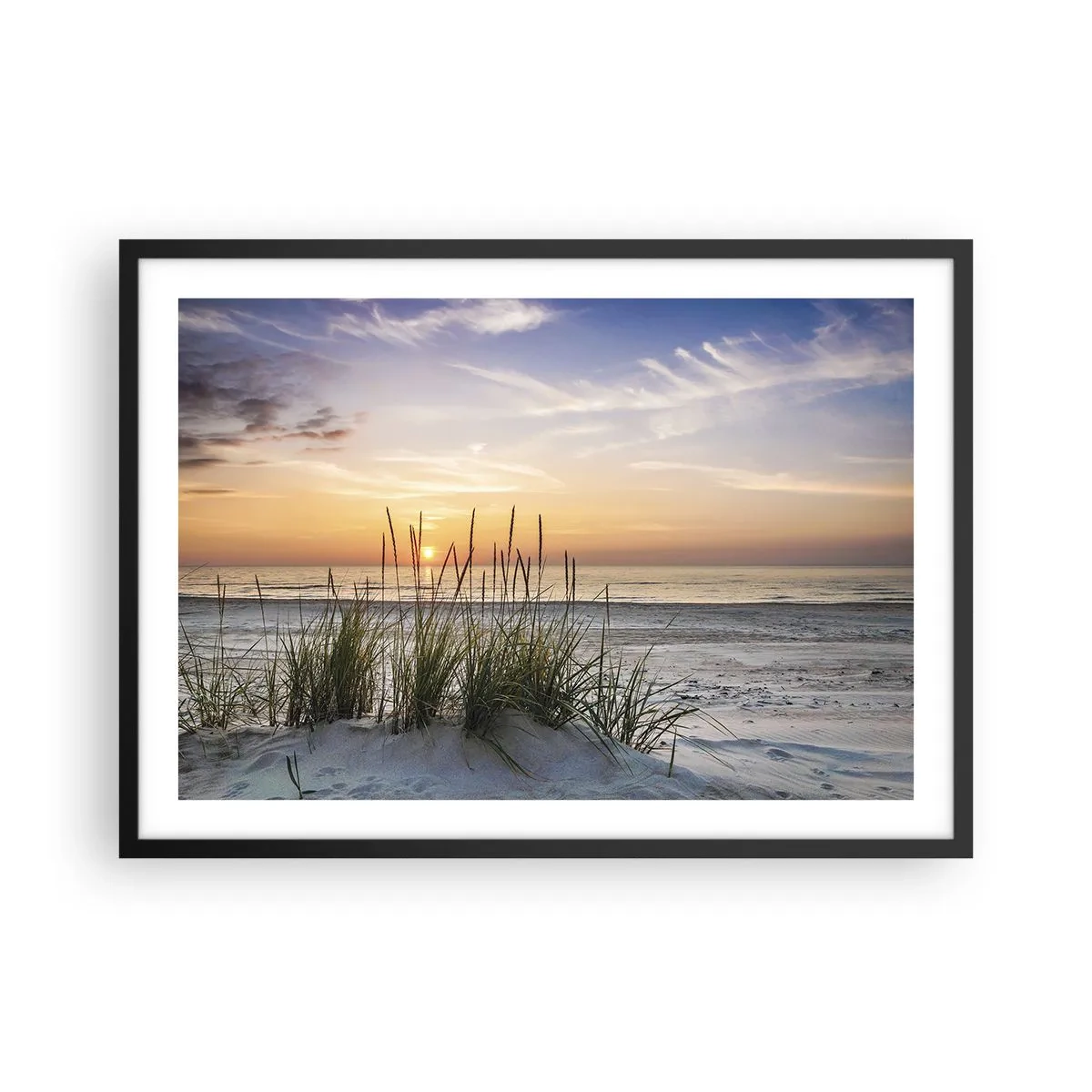 Póster en marco negro - Una playa de arena al atardecer con césped al fondo. - 70x50cm - Mira, piensa, siente - Decoración de pared moderna para salón y dormitorio ARTTOR