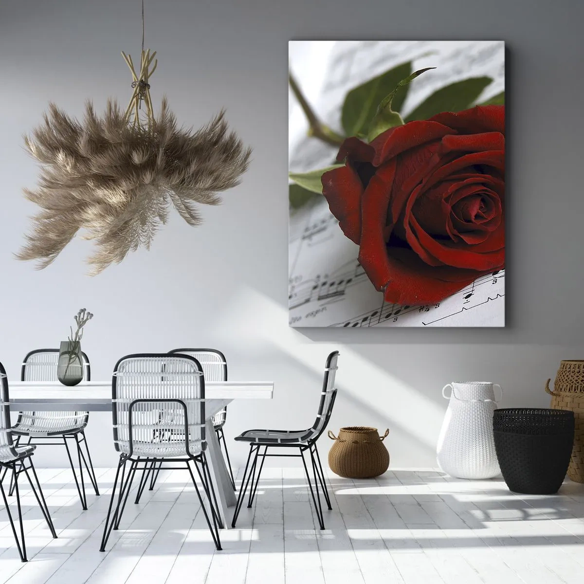 Cuadro sobre lienzo - Impresión de Imagen - Una rosa roja sobre un fondo de notas musicales sobre papel blanco. - 80x120cm - La música de los sentimientos en escarlata - Decoración de pared moderna para salón y dormitorio ARTTOR