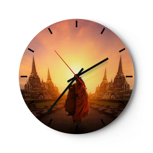Reloj de pared - Reloj de vidrio - Un monje con una túnica azafrán rodeado de templos al atardecer. - 30x30cm - En paz por la eternidad - Decoración de pared moderna para salón, cocina y dormitorio ARTTOR