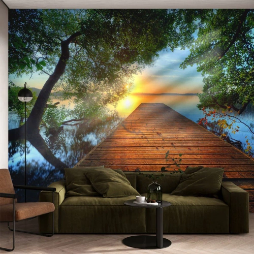 Fotomural Premium Sand - Muelle de madera sobre el lago al atardecer - 100x70cm - Tómate tu tiempo, siéntate - Decoración de pared moderna para salón y dormitorio ARTTOR