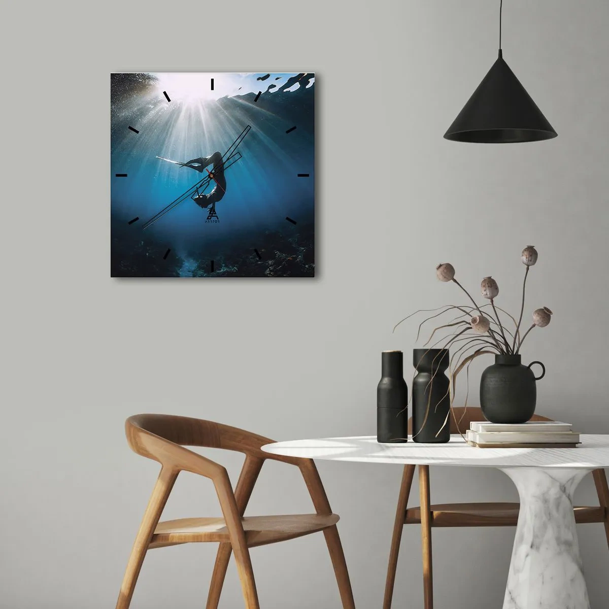 Reloj de pared - Reloj de vidrio - Un buzo flotando en un haz de luz bajo el agua. - 30x30cm - Danza subacuática - Decoración de pared moderna para salón y dormitorio ARTTOR