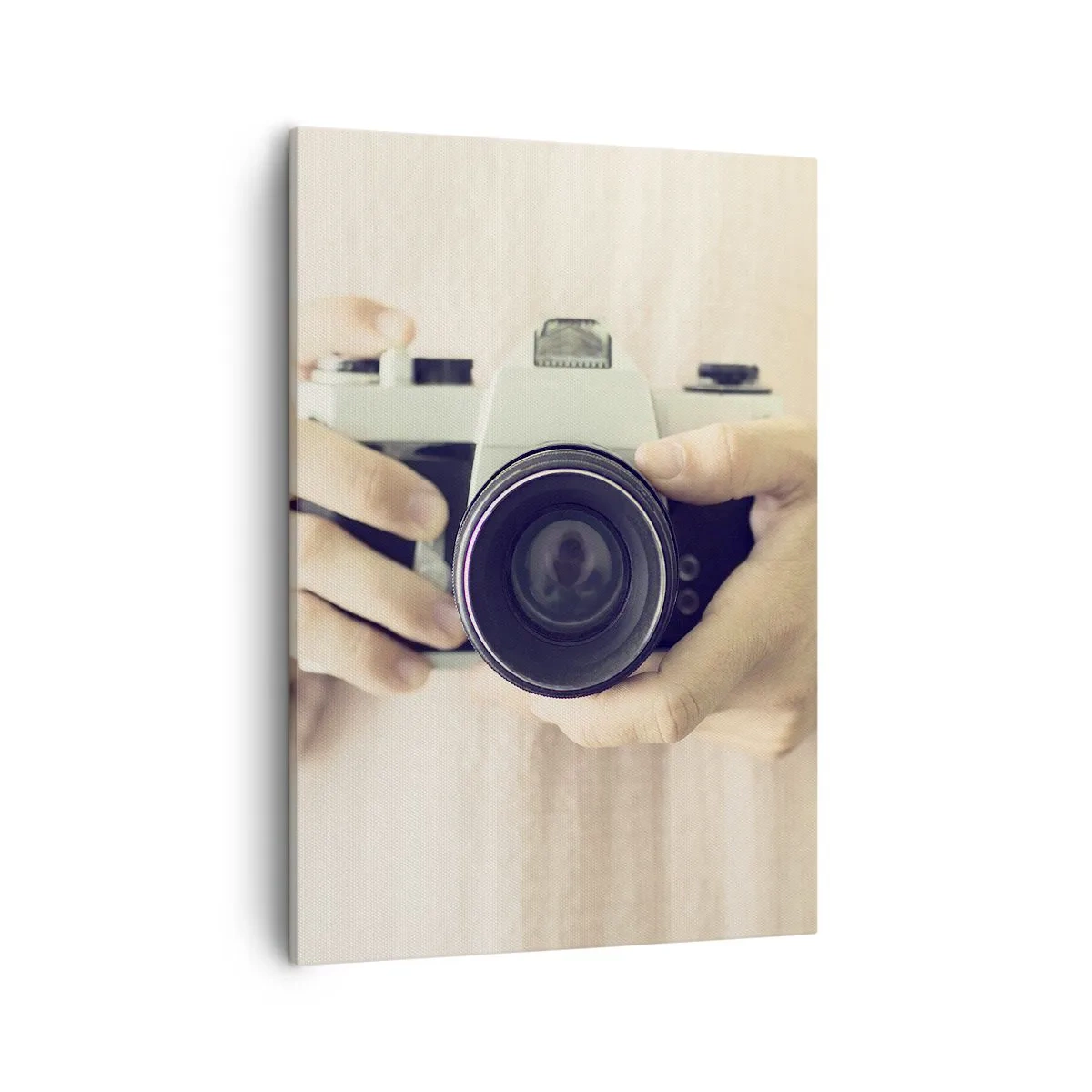 Cuadro sobre lienzo - Impresión de Imagen - Cámara retro sostenida en las manos contra un fondo claro - 50x70cm - Una visión diferente - Decoración de pared moderna para salón y dormitorio ARTTOR