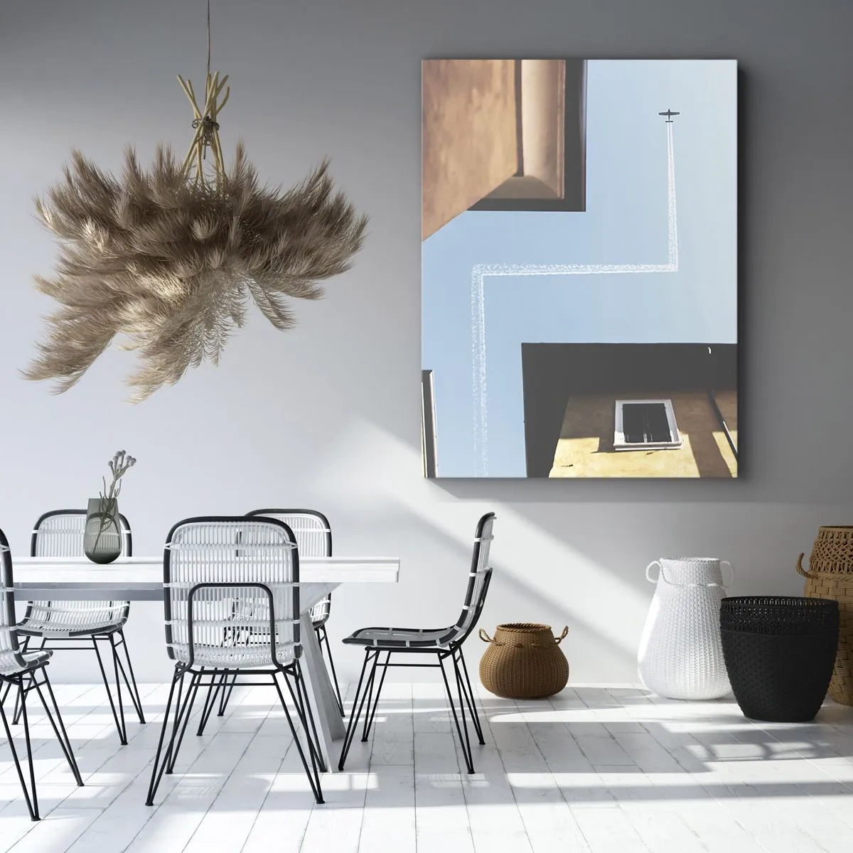 Cuadro sobre lienzo - Impresión de Imagen - Vista del avión y su estela en el cielo desde una perspectiva callejera. - 70x100cm - Por encima del laberinto urbano - Decoración de pared moderna para salón y dormitorio ARTTOR