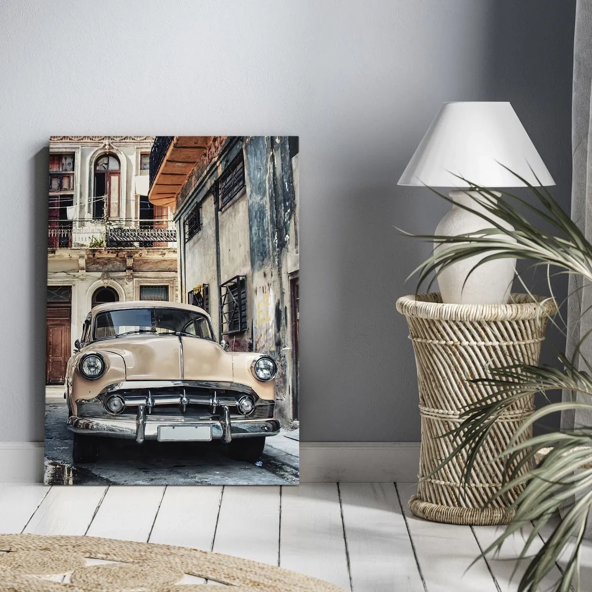 Cuadro sobre lienzo - Impresión de Imagen - Un coche clásico con la arquitectura urbana como telón de fondo - 80x120cm - Siesta en La Habana - Decoración de pared moderna para salón y dormitorio ARTTOR
