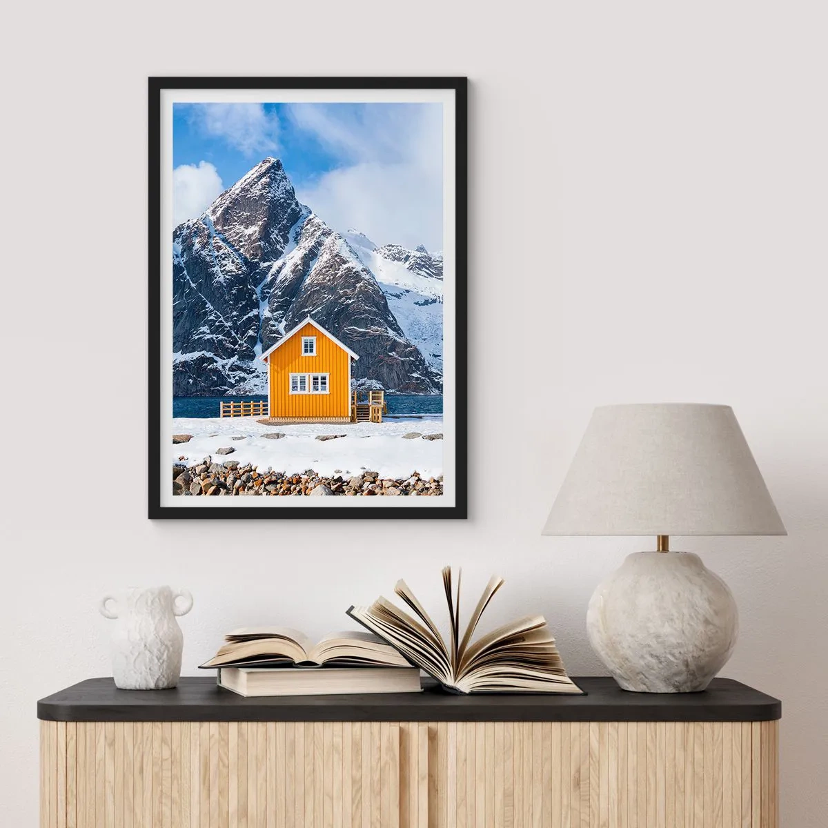 Póster en marco negro - Una casa amarilla con el telón de fondo de montañas nevadas. - 50x70cm - Vacaciones escandinavas - Decoración de pared moderna para salón y dormitorio ARTTOR