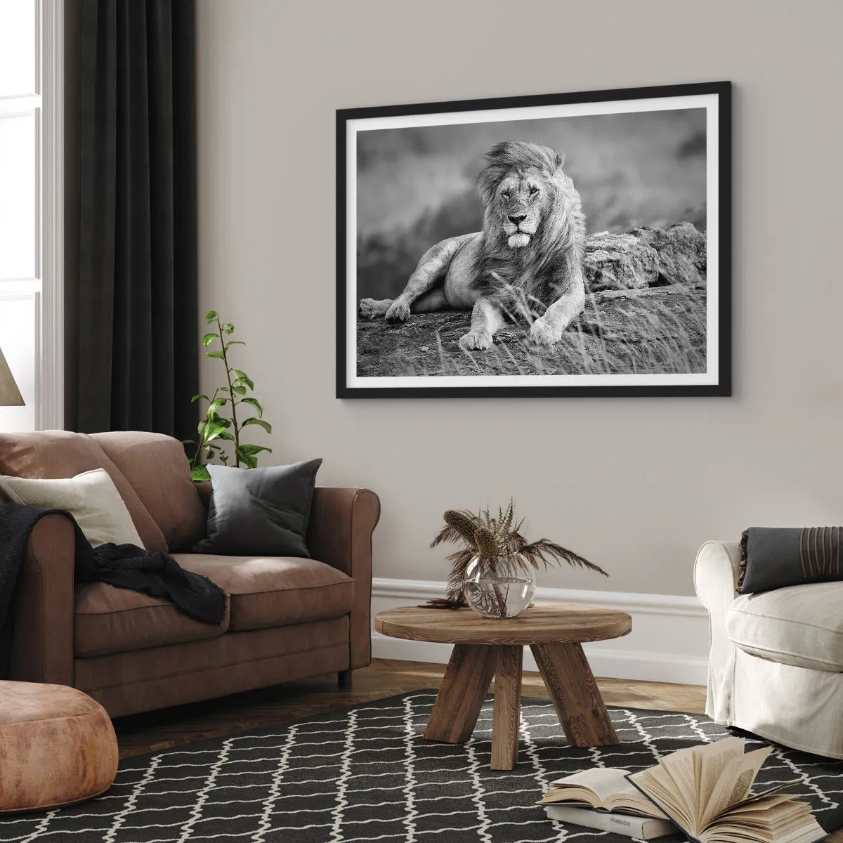 Póster en marco negro - León descansando sobre una roca en estilo monocromático. - 70x50cm - La siesta real - Decoración de pared moderna para salón y dormitorio ARTTOR