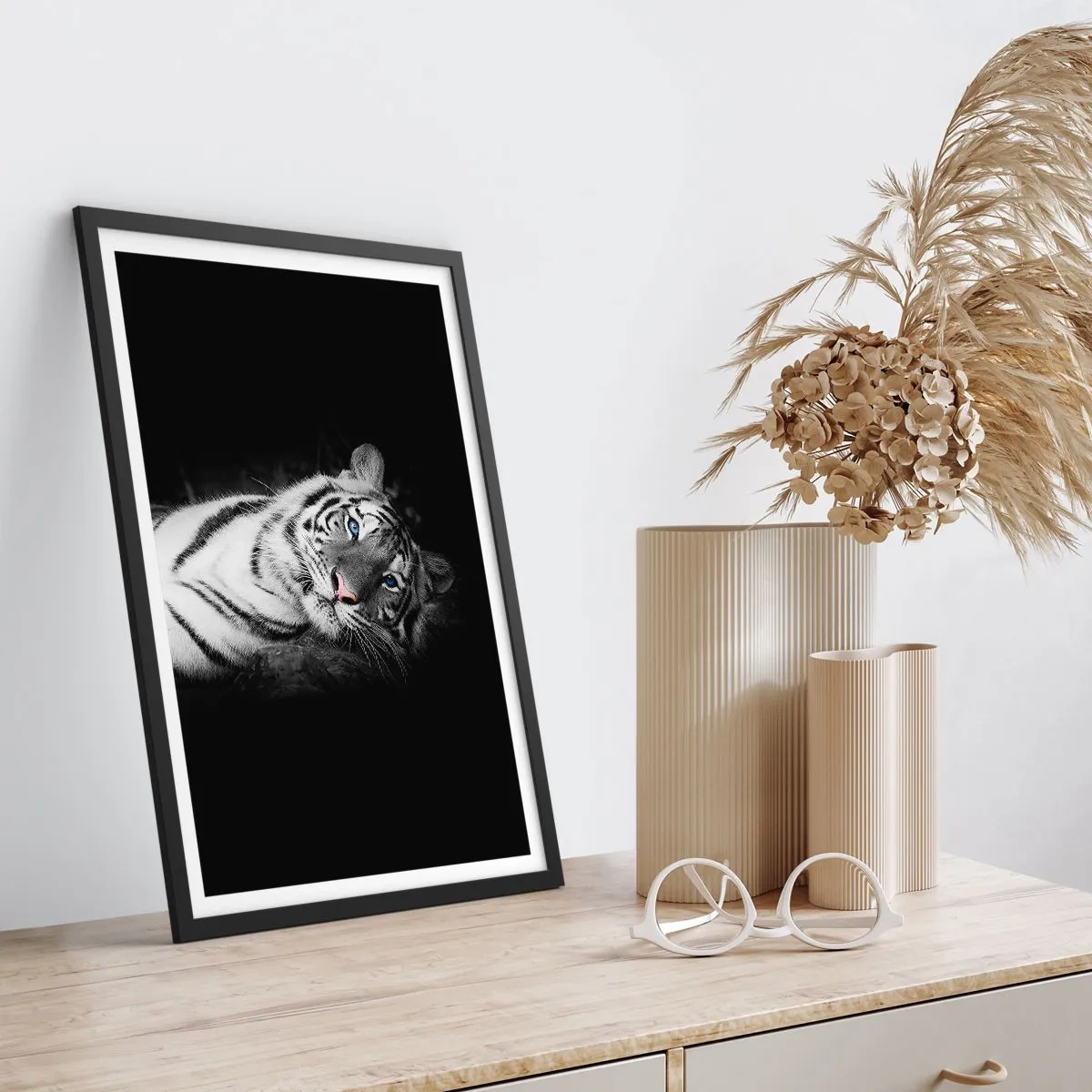 Póster en marco negro - Un tigre blanco en una toma contrastante sobre un fondo negro. - 50x70cm - Salvaje y tranquilo - Decoración de pared moderna para salón y dormitorio ARTTOR
