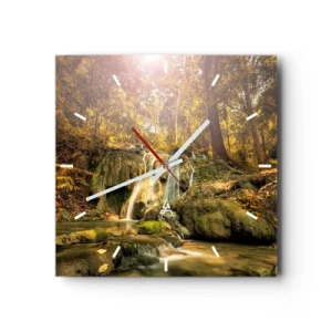 Reloj de pared - Reloj de vidrio - Una cascada forestal bajo los rayos del sol, rodeada de vegetación. - 30x30cm - Cascada forestal en verde - Decoración de pared moderna para salón y dormitorio ARTTOR