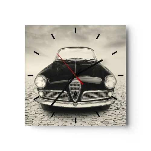 Reloj de pared - Reloj de vidrio - Un coche clásico en una plaza adoquinada en estilo monocromático. - 30x30cm - ¿Y cómo no quererme? - Decoración de pared moderna para salón y dormitorio ARTTOR
