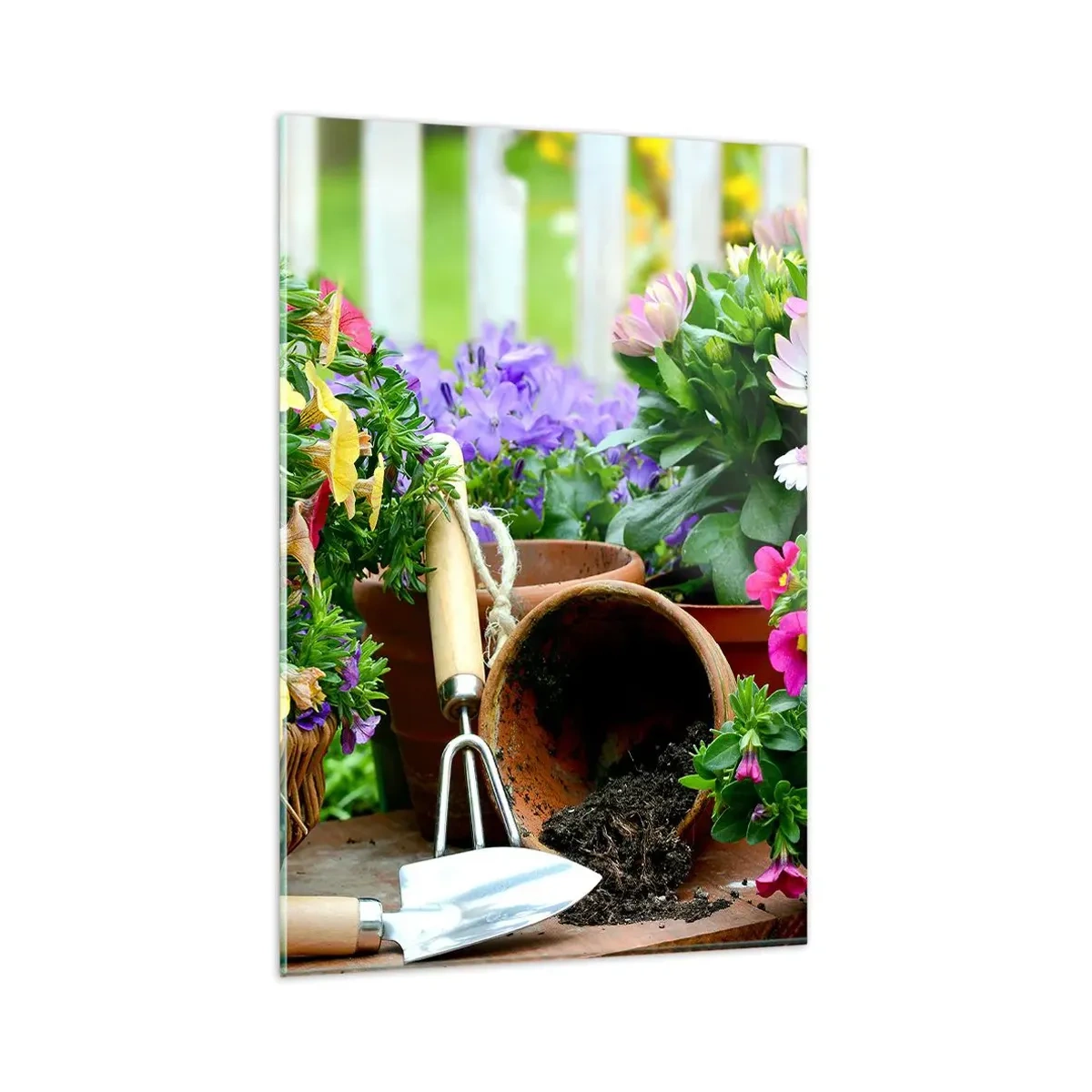 Cuadro sobre vidrio - Impresiones sobre Vidrio - Flores de colores en macetas con herramientas de jardinería sobre la mesa. - 80x120cm - El jardín de Sofía - Decoración de pared moderna para salón y dormitorio ARTTOR