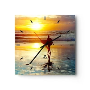 Reloj de pared - Reloj de vidrio - Un surfista caminando por la playa al atardecer con una tabla en la mano. - 30x30cm - El regreso del guerrero - Decoración de pared moderna para salón y dormitorio ARTTOR