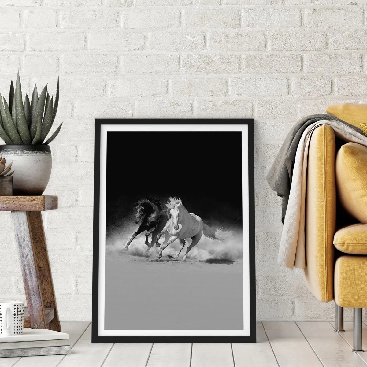 Póster en marco negro - Caballos al galope contra un fondo monocromático - 50x70cm - El galope de la libertad - Decoración de pared moderna para salón y dormitorio ARTTOR
