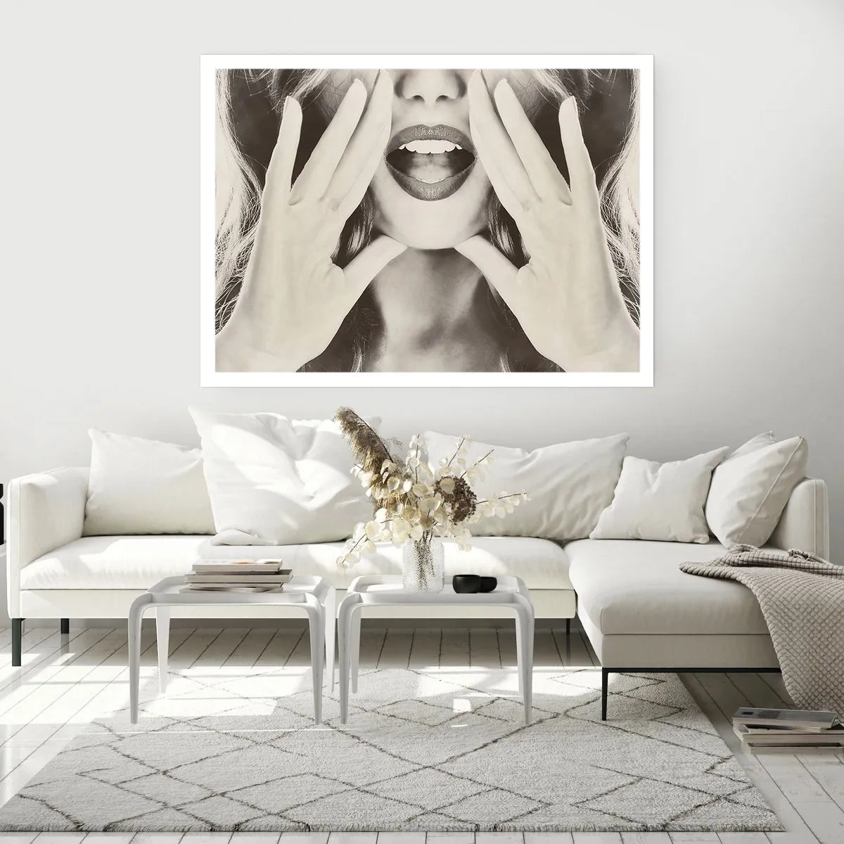 Póster - Retrato en blanco y negro de una mujer con labios y manos expresivos. - 100x70cm - ¡Ya estoy en camino! - Decoración de pared moderna para salón y dormitorio ARTTOR