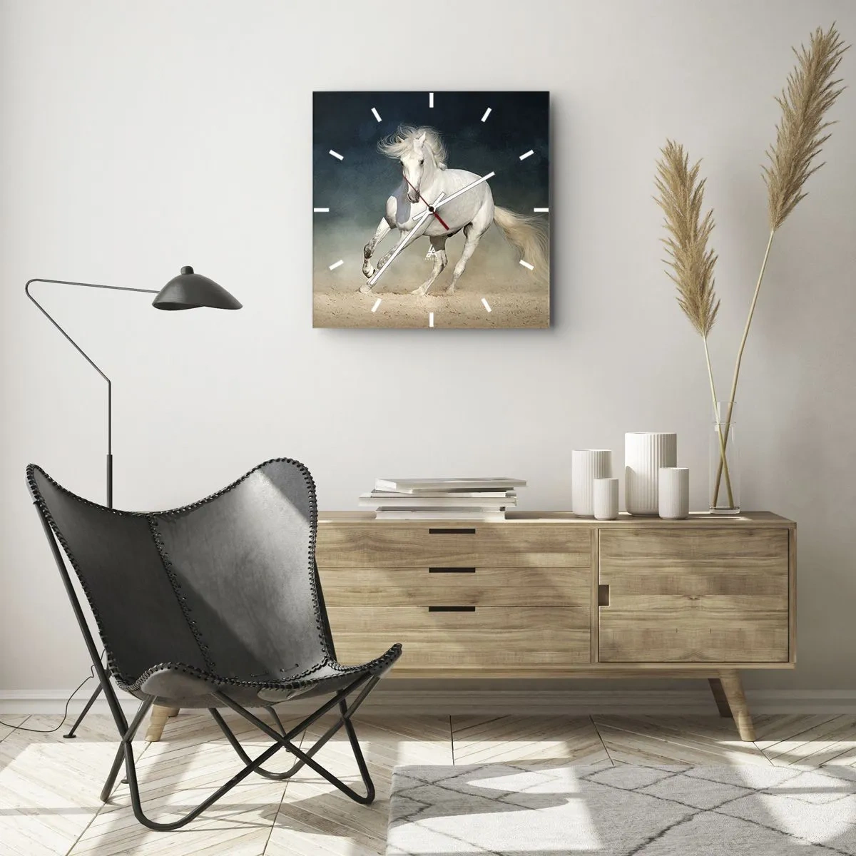 Reloj de pared - Reloj de vidrio - Un caballo blanco galopando contra un cielo borroso - 30x30cm - Libertad en estado puro - Decoración de pared moderna para salón y dormitorio ARTTOR
