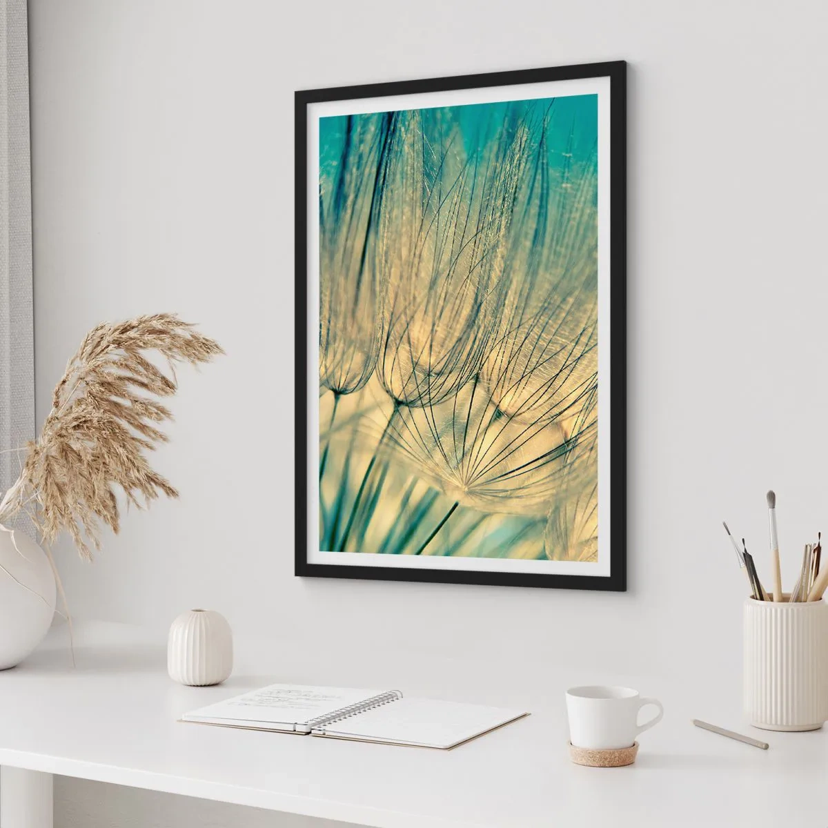 Póster en marco negro - Fotografía macro de delicados dientes de león a la luz del sol poniente. - 50x70cm - Esperando el viento - Decoración de pared moderna para salón y dormitorio ARTTOR