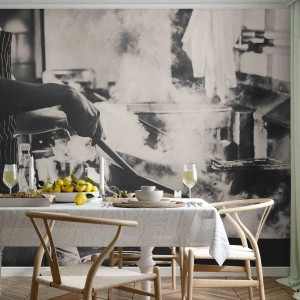 Fotomural Premium Sand - Un chef trabajando en una cocina llena de vapor y una atmósfera intensa. - 100x70cm - Alquimia de sabores - Decoración de pared moderna para salón y dormitorio ARTTOR