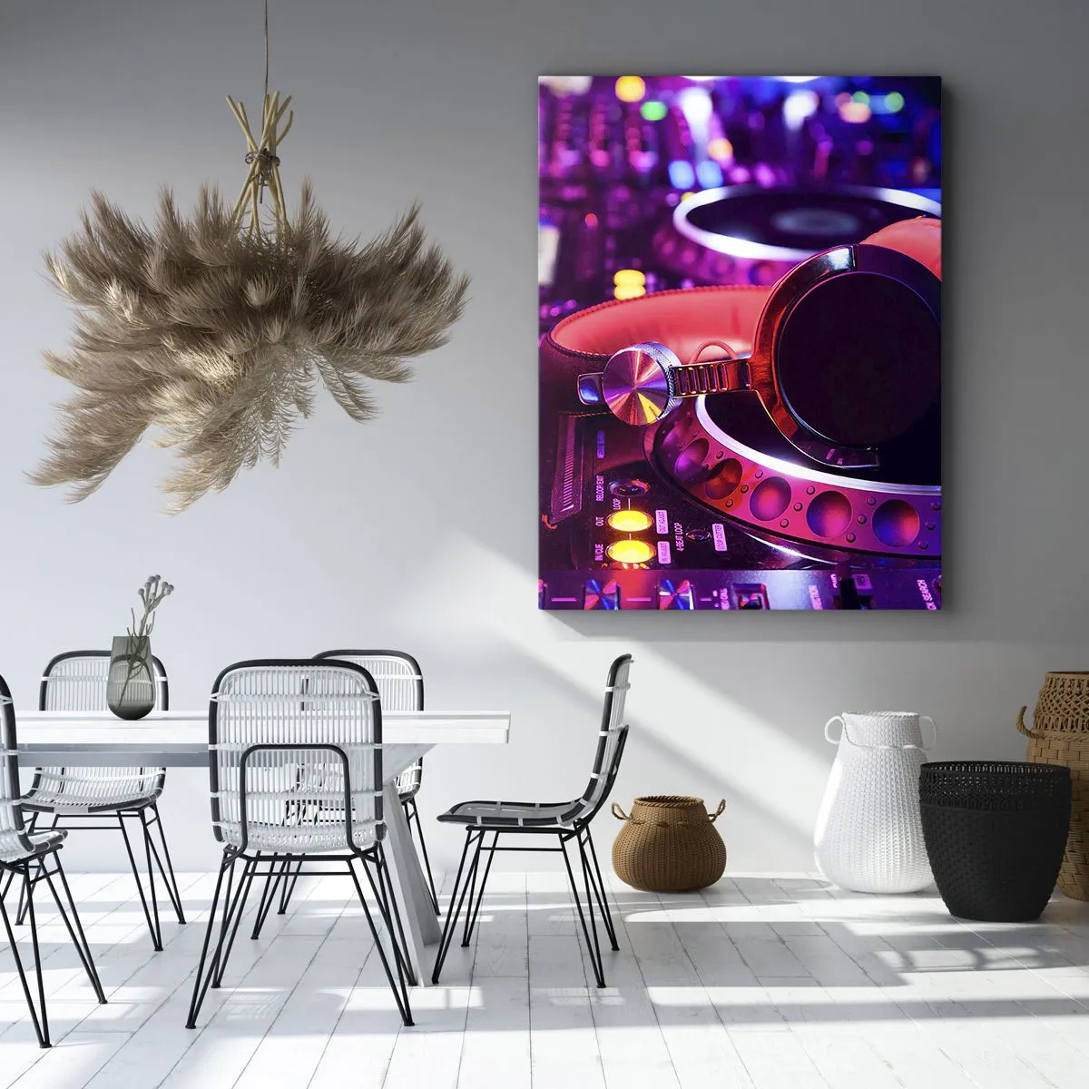 Cuadro sobre lienzo - Impresión de Imagen - Auriculares de DJ en una consola con iluminación de neón. - 70x100cm - Antes de que comience la diversión - Decoración de pared moderna para salón y dormitorio ARTTOR