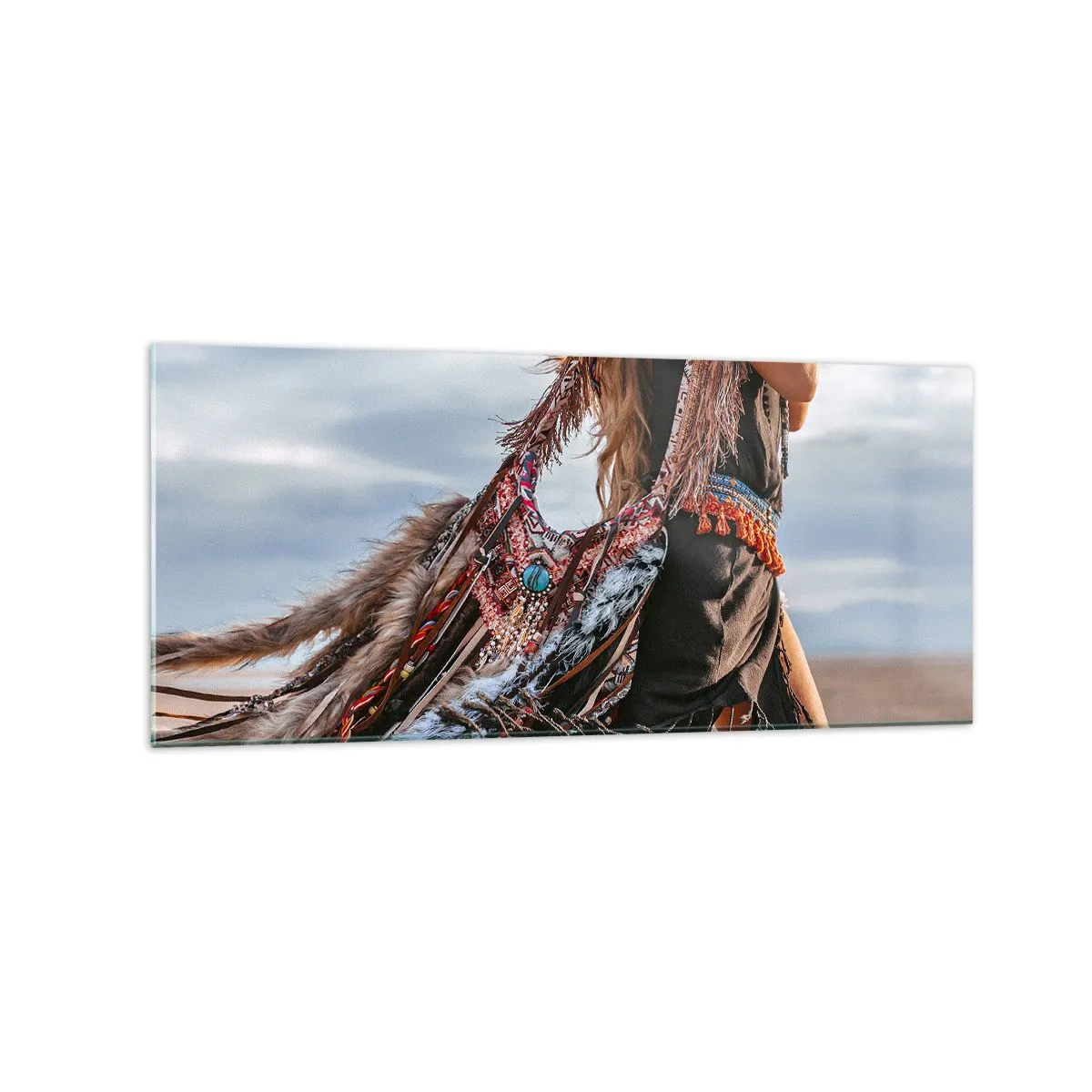Cuadro sobre vidrio - Impresiones sobre Vidrio - Una mujer con estilo boho con detalles de plumas y joyas. - 120x50cm - La chamana - Decoración de pared moderna para salón y dormitorio ARTTOR