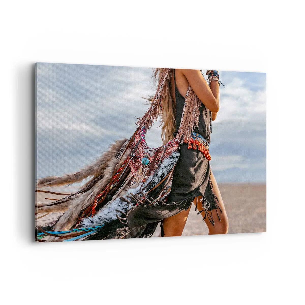 Cuadro sobre lienzo - Impresión de Imagen - Una mujer con estilo boho con detalles de plumas y joyas. - 120x80cm - La chamana - Decoración de pared moderna para salón y dormitorio ARTTOR