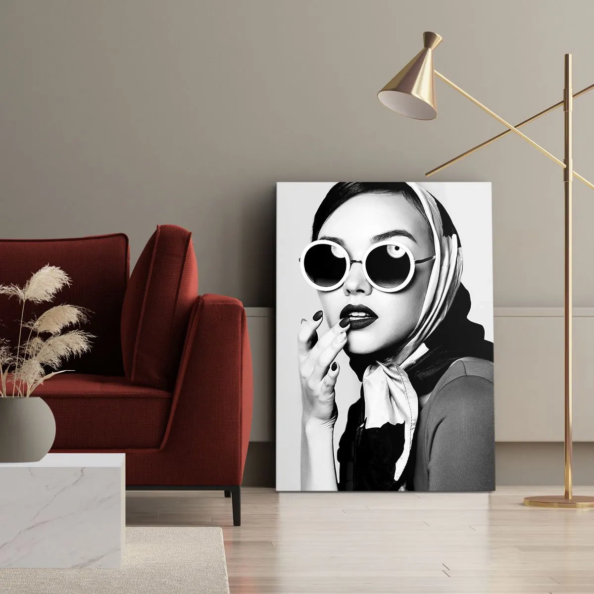 Cuadro sobre lienzo - Impresión de Imagen - Retrato en blanco y negro de una mujer con gafas y pañuelo en la cabeza. - 50x70cm - Saludos desde los años 60 - Decoración de pared moderna para salón y dormitorio ARTTOR
