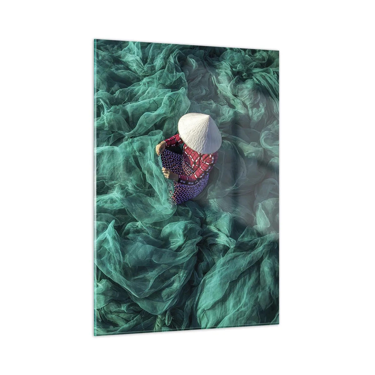 Cuadro sobre vidrio - Impresiones sobre Vidrio - Una mujer con un sombrero tradicional remendando redes - 50x70cm - En un mar de redes - Decoración de pared moderna para salón y dormitorio ARTTOR