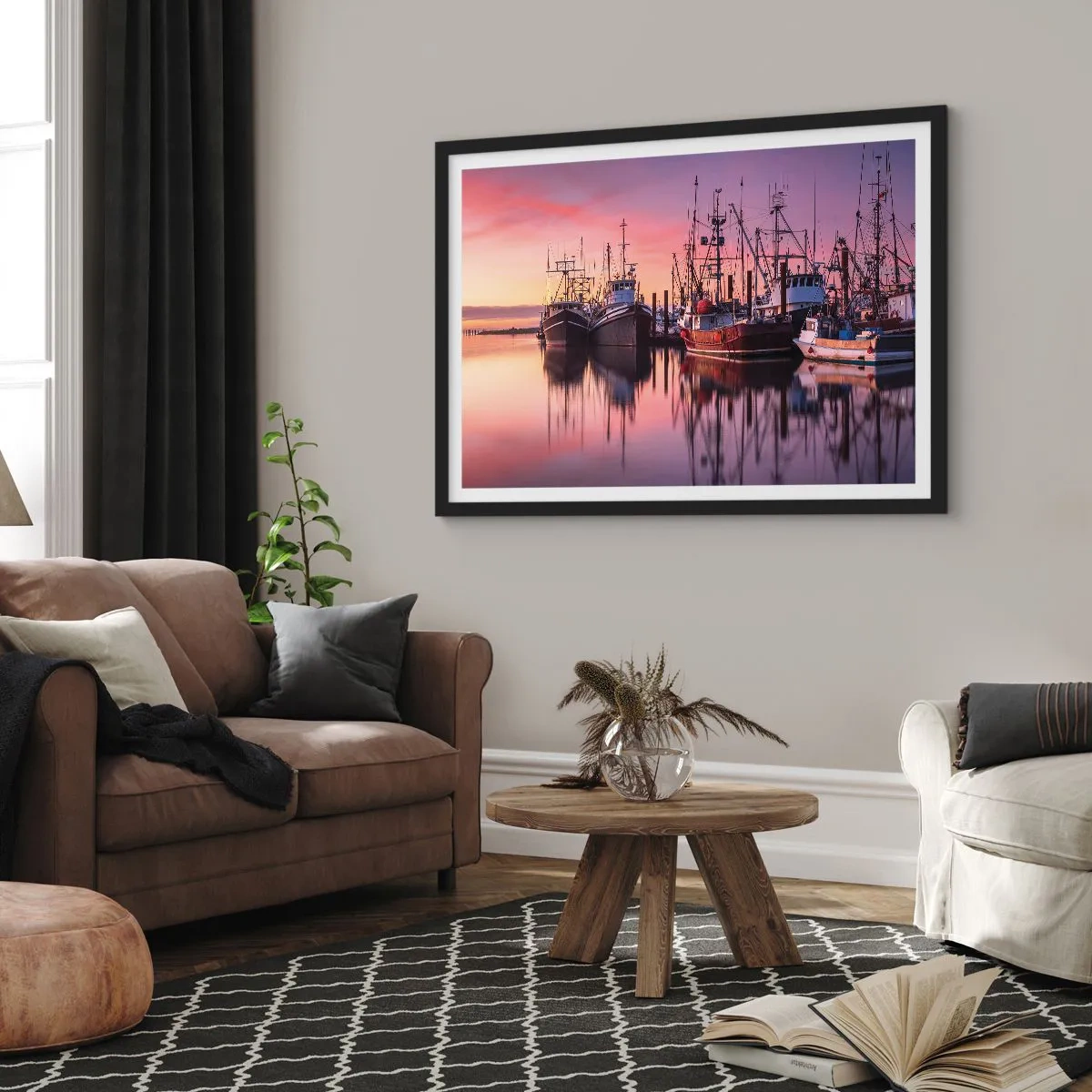 Póster en marco negro - Barcos de pesca en el puerto al atardecer - 70x50cm - Descanso antes de partir - Decoración de pared moderna para salón y dormitorio ARTTOR