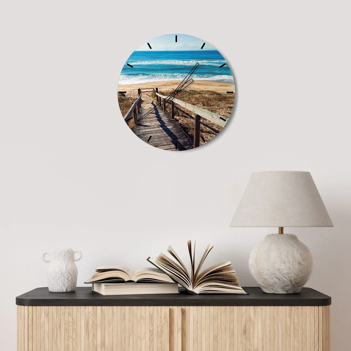 Reloj de pared - Reloj de vidrio - Un embarcadero de madera conduce a una playa de arena junto al océano azul. - 30x30cm - ¡Corre! - Decoración de pared moderna para salón, cocina y dormitorio ARTTOR