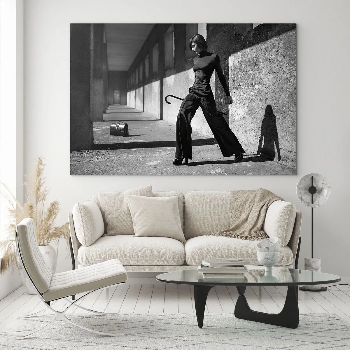 Cuadro sobre vidrio - Impresiones sobre Vidrio - Fotografía en blanco y negro de una mujer con un atuendo elegante en un entorno urbano. - 70x50cm - Elegancia urbana - Decoración de pared moderna para salón y dormitorio ARTTOR