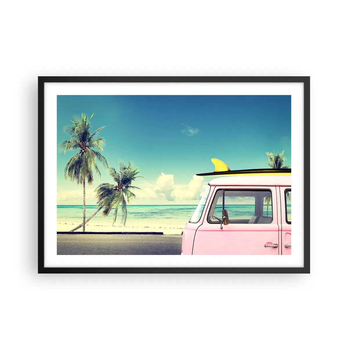 Póster en marco negro - Una camioneta rosa con una tabla de surf frente a una playa tropical. - 70x50cm - Comienzan las vacaciones - Decoración de pared moderna para salón y dormitorio ARTTOR