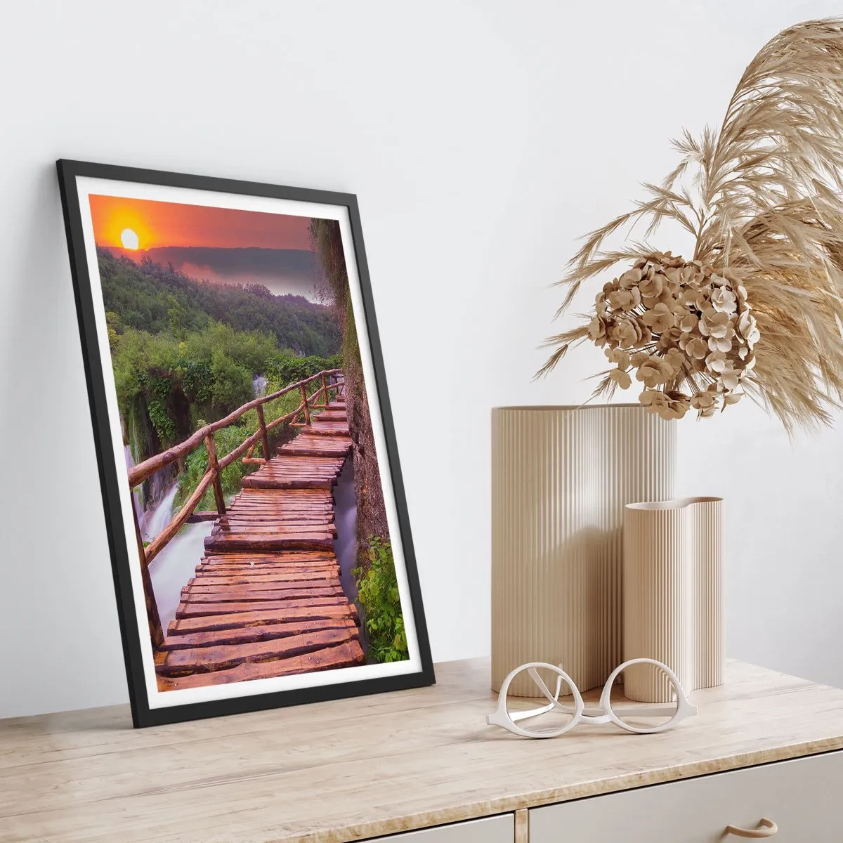 Póster en marco negro - Un puente de madera entre la vegetación y el sol poniente. - 50x70cm - Una belleza inimaginable - Decoración de pared moderna para salón y dormitorio ARTTOR