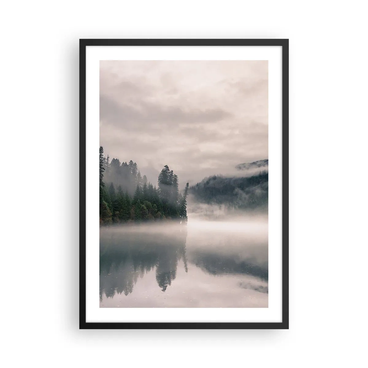 Póster en marco negro - Un bosque brumoso reflejado en la tranquila superficie del lago. - 50x70cm - En el ensueño, en la niebla - Decoración de pared moderna para salón y dormitorio ARTTOR