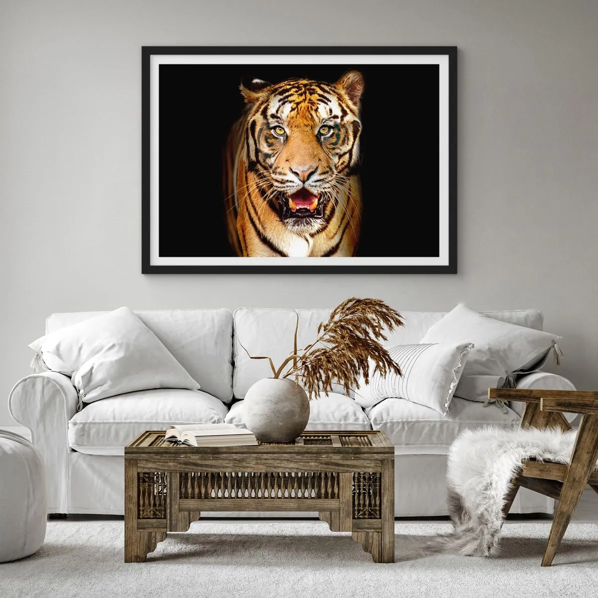 Póster en marco negro - Un tigre con la boca abierta sobre un fondo negro. - 70x50cm - Salvaje de corazón - Decoración de pared moderna para salón y dormitorio ARTTOR