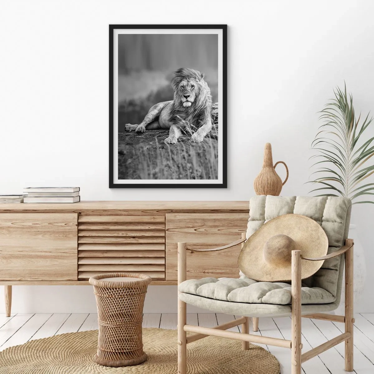 Póster en marco negro - Retrato en blanco y negro de un majestuoso león contra el fondo de la sabana. - 50x70cm - La siesta real - Decoración de pared moderna para salón y dormitorio ARTTOR