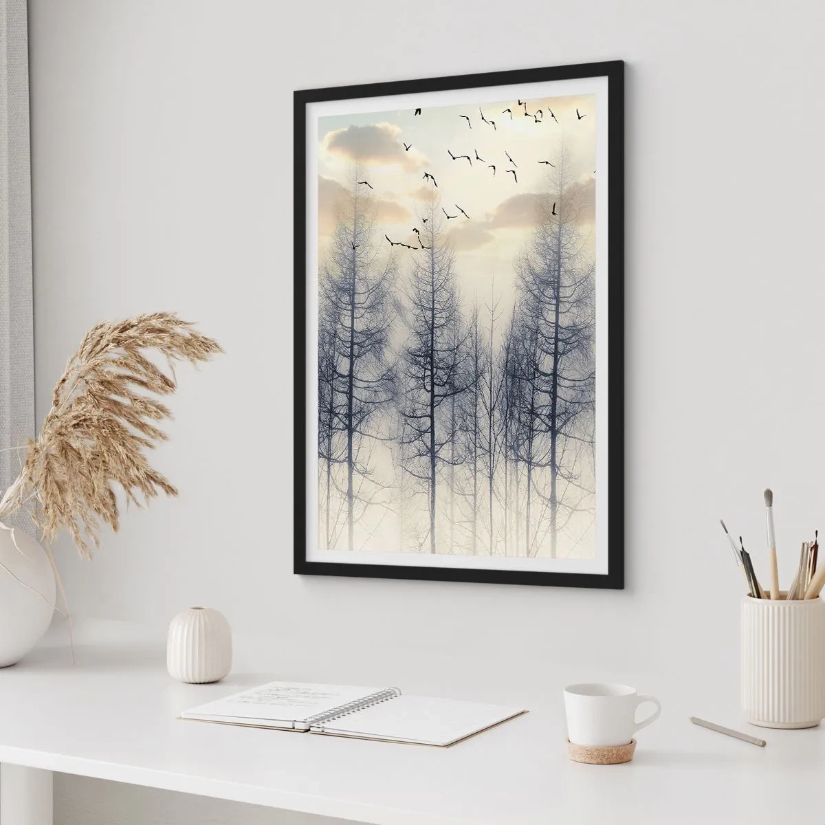 Póster en marco negro - Un bosque brumoso con árboles altos y pájaros volando por la mañana. - 50x70cm - Espíritus del bosque - Decoración de pared moderna para salón y dormitorio ARTTOR