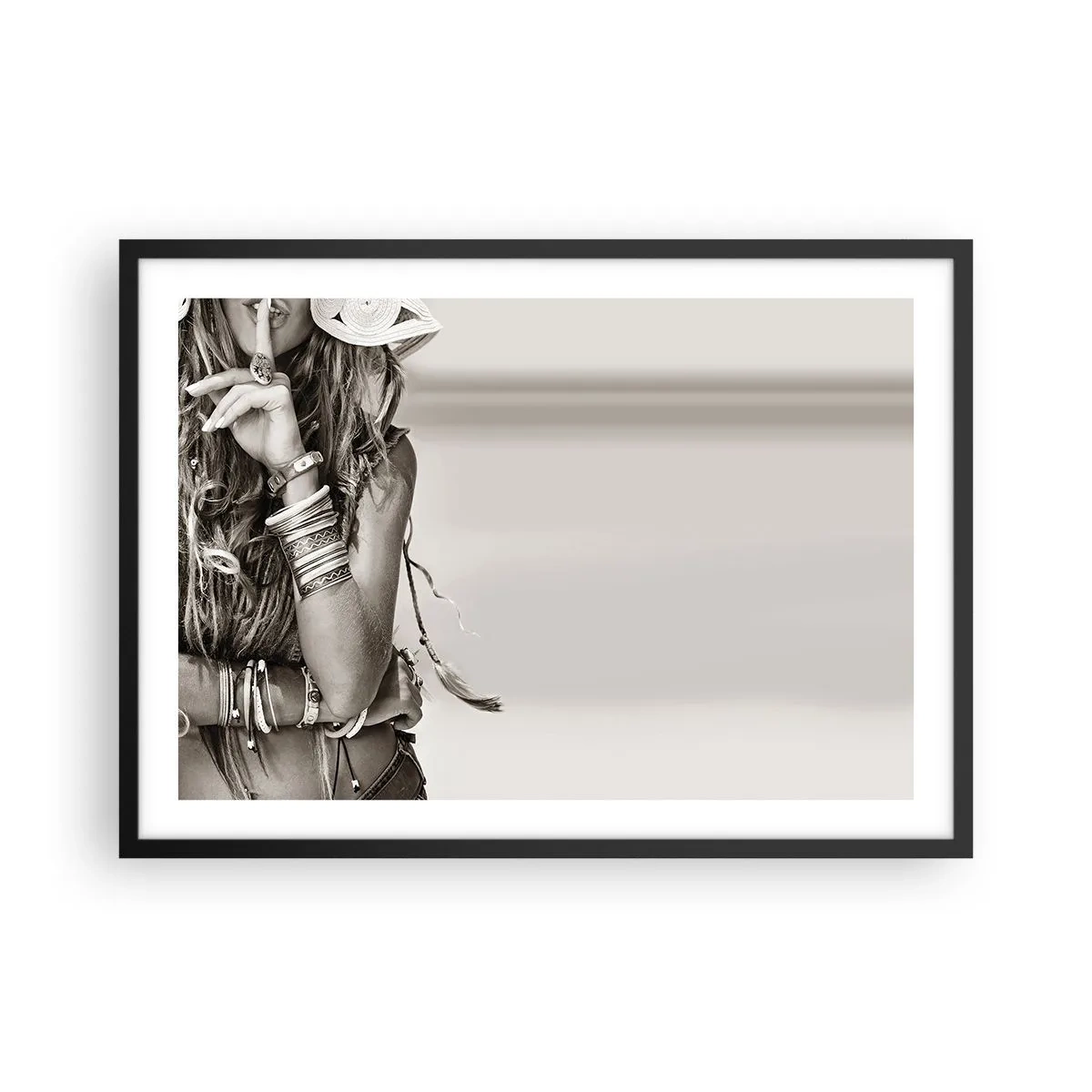 Póster en marco negro - Retrato de una mujer boho con joyas. - 70x50cm - Libertad natural - Decoración de pared moderna para salón y dormitorio ARTTOR