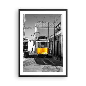 Póster en marco negro - Un tranvía amarillo en las calles de la ciudad en un entorno en blanco y negro. - 50x70cm - Espíritu de Lisboa - Decoración de pared moderna para salón y dormitorio ARTTOR