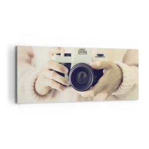 Cuadro sobre lienzo - Impresión de Imagen - Cámara retro sostenida en las manos contra un fondo claro - 120x50cm - Una visión diferente - Decoración de pared moderna para salón y dormitorio ARTTOR