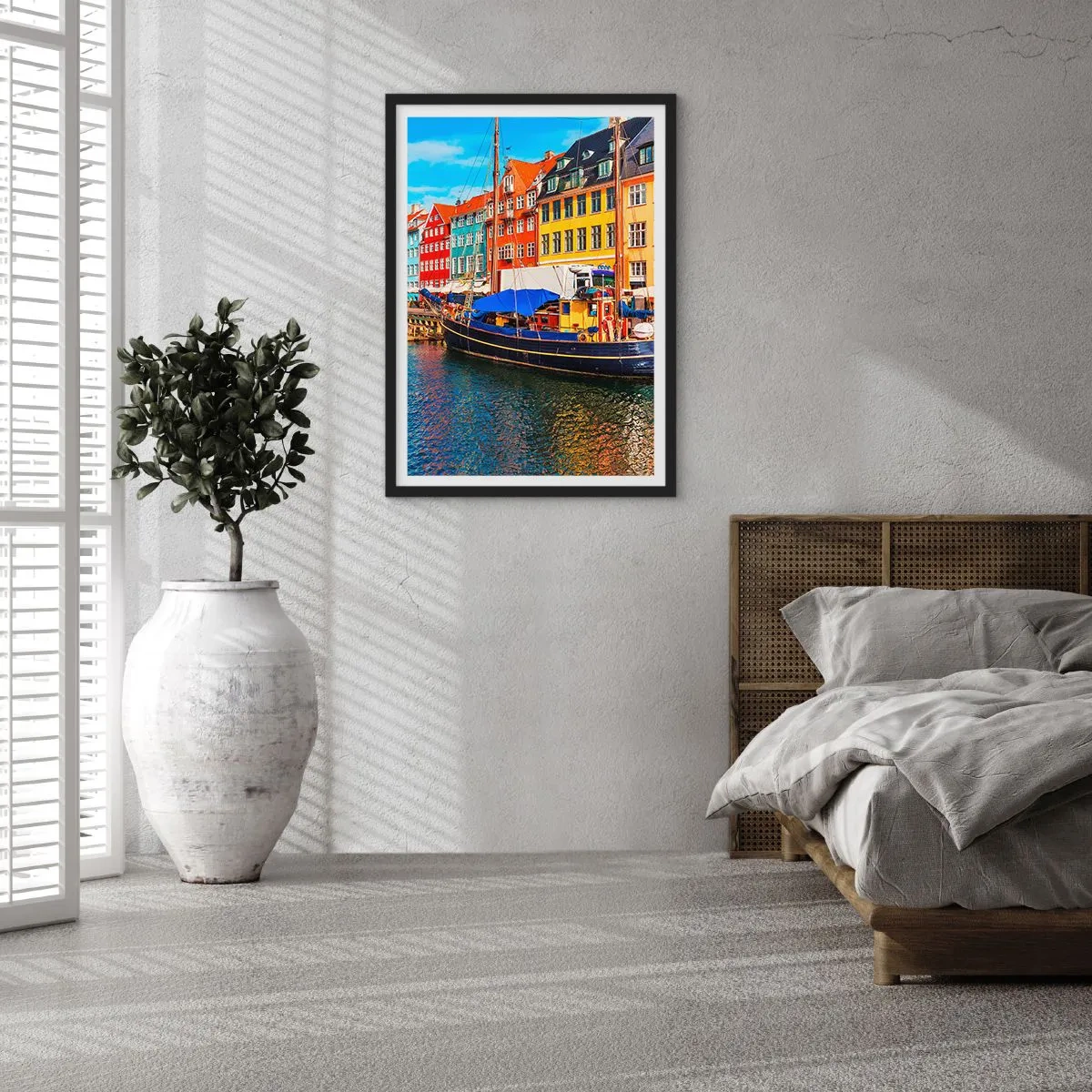 Póster en marco negro - Casas de vecindad coloridas en un canal con un barco - 50x70cm - Muelle alegre - Decoración de pared moderna para salón y dormitorio ARTTOR