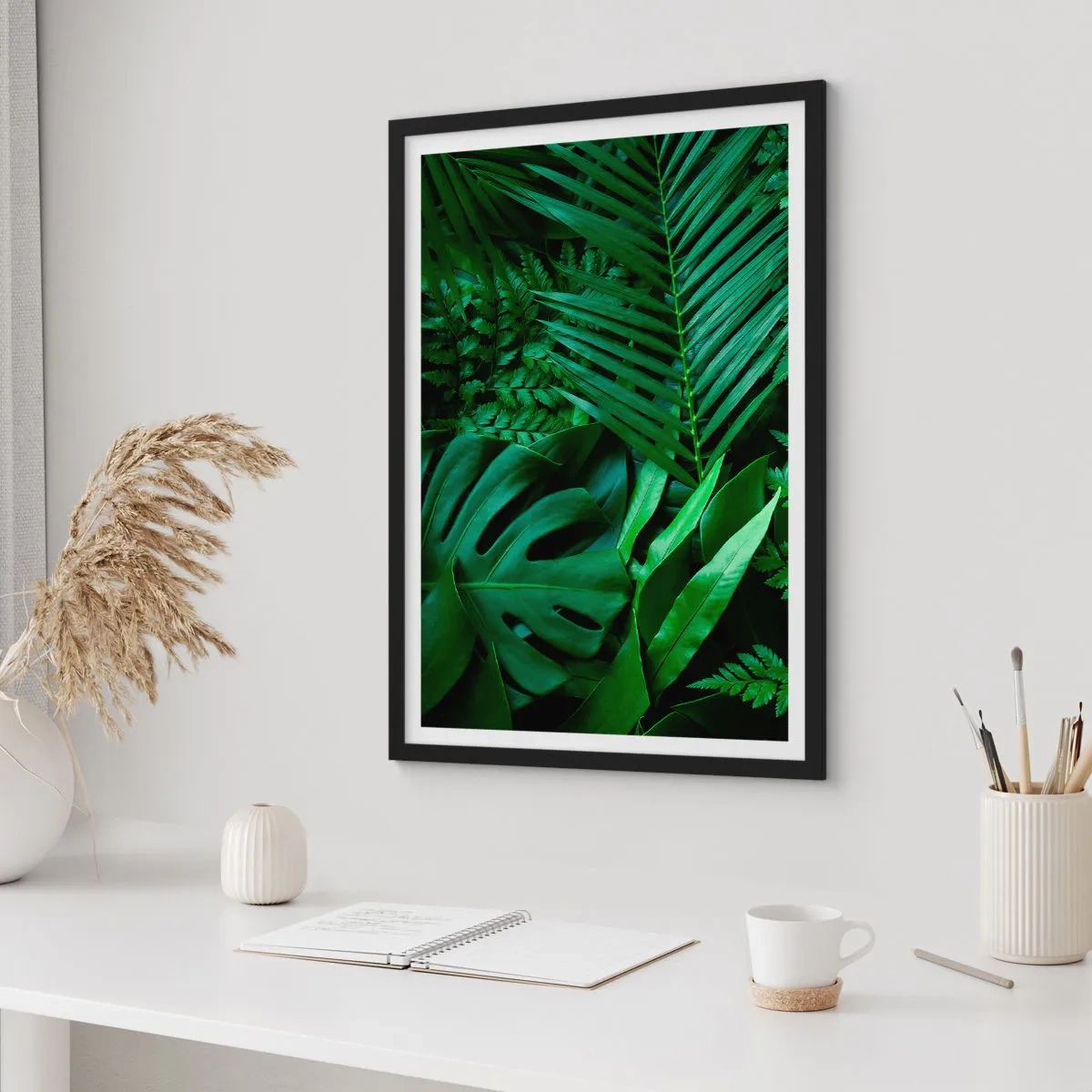 Póster en marco negro - Las hojas verdes de helechos y palmeras crean un patrón tropical. - 50x70cm - Abrazo verde - Decoración de pared moderna para salón y dormitorio ARTTOR