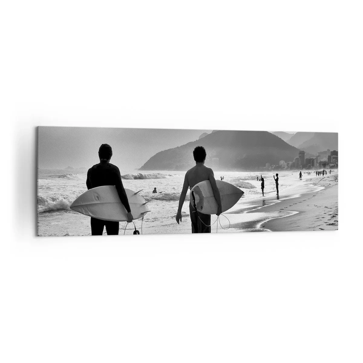 Cuadro sobre lienzo - Impresión de Imagen - Dos surfistas caminando por la playa con sus tablas en blanco y negro. - 160x50cm - Samba para una ola - Decoración de pared moderna para salón y dormitorio ARTTOR