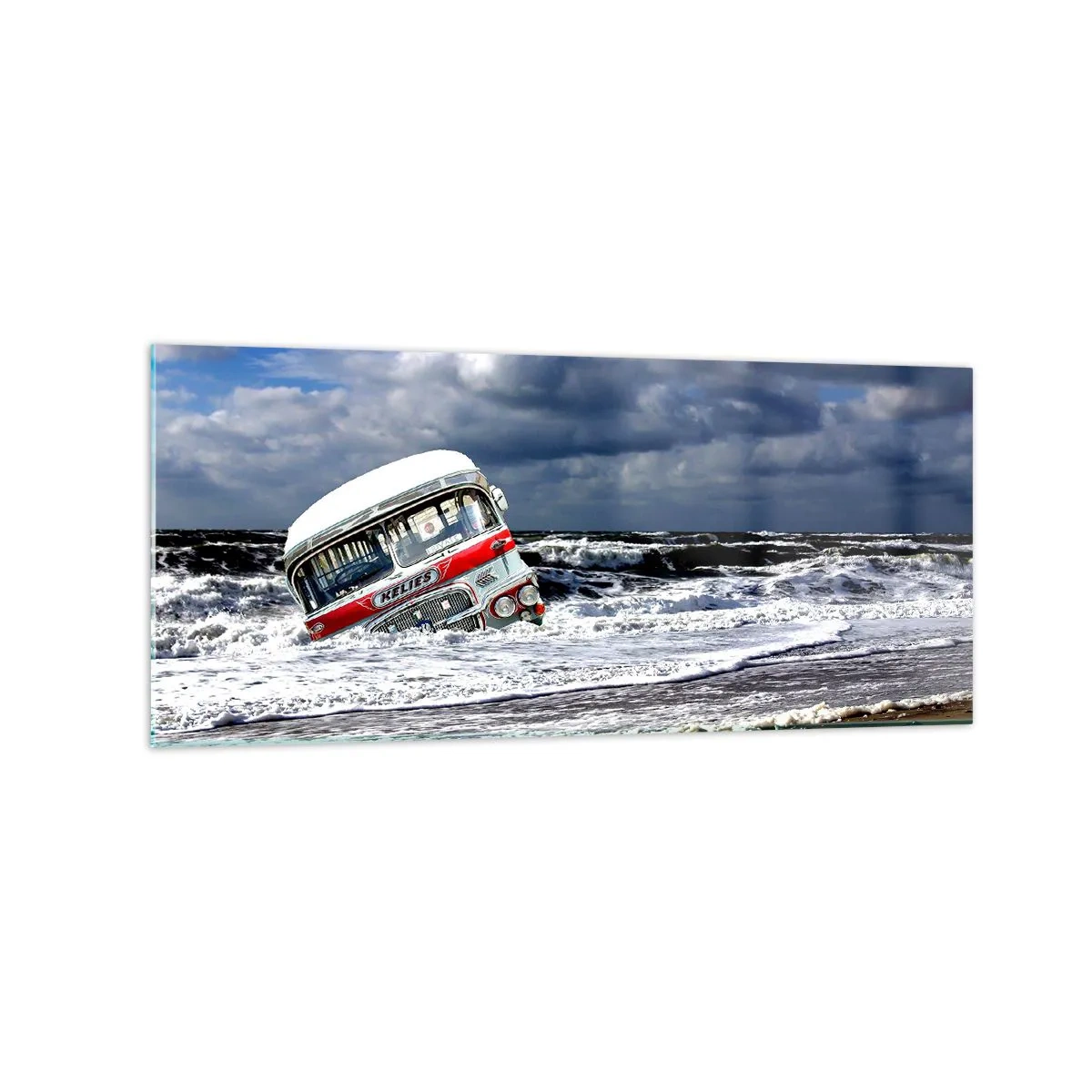 Cuadro sobre vidrio - Impresiones sobre Vidrio - Un autobús hundido en la playa en medio de olas y mares agitados - 120x50cm - ¿Y qué te sorprende? - Decoración de pared moderna para salón y dormitorio ARTTOR