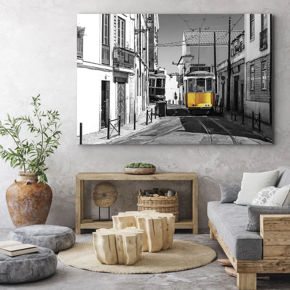 Cuadro sobre lienzo - Impresión de Imagen - Un tranvía amarillo en las calles de Lisboa en un entorno monocromático. - 70x50cm - Espíritu de Lisboa - Decoración de pared moderna para salón y dormitorio ARTTOR