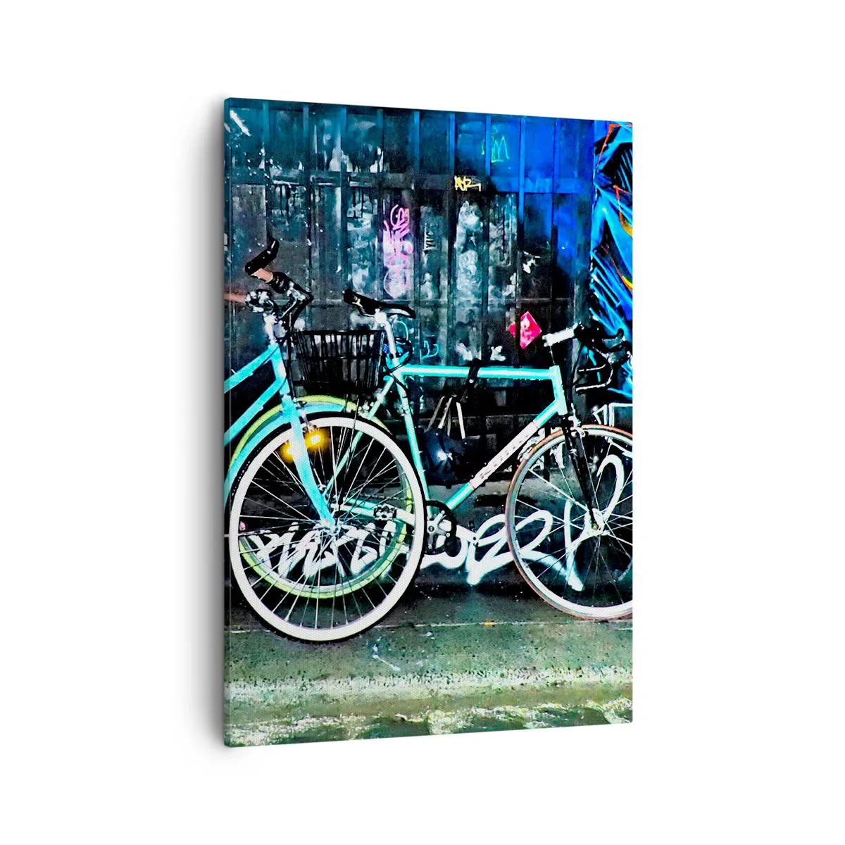 Cuadro sobre lienzo - Impresión de Imagen - Dos bicicletas turquesas sobre un fondo de grafiti urbano. - 50x70cm - La ciudad llama - Decoración de pared moderna para salón y dormitorio ARTTOR