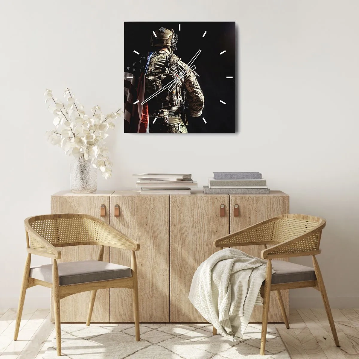 Reloj de pared - Reloj de vidrio - Un soldado uniformado con una bandera sobre un fondo oscuro. - 30x30cm - Por eso lucho - Decoración de pared moderna para salón y dormitorio ARTTOR