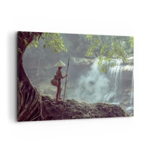 Cuadro sobre lienzo - Impresión de Imagen - Una figura con una lanza en una cascada en un bosque tropical. - 120x80cm - Amistad con la naturaleza - Decoración de pared moderna para salón y dormitorio ARTTOR