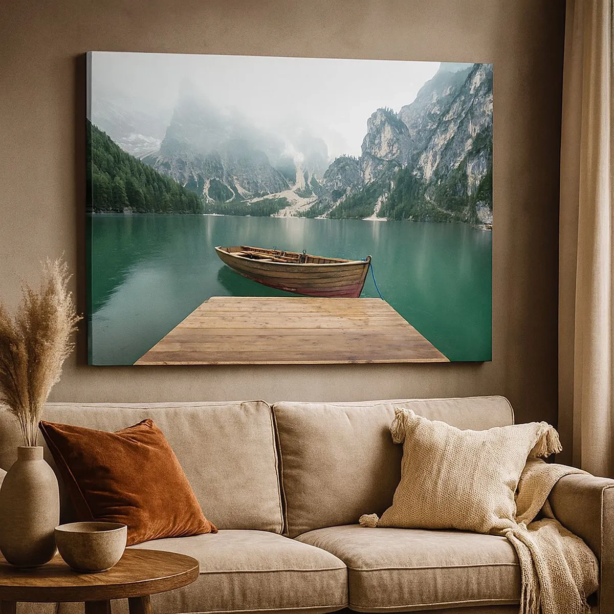 Cuadro sobre lienzo - Impresión de Imagen - Un barco de madera en un muelle en un lago rodeado de montañas. - 70x50cm - Paisaje inolvidable - Decoración de pared moderna para salón y dormitorio ARTTOR