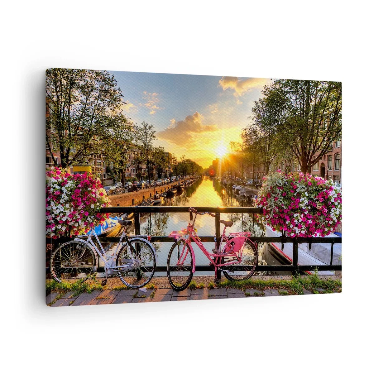 Cuadro sobre lienzo - Impresión de Imagen - Bicicletas en un puente bajo el resplandor del sol poniente. - 70x50cm - Mañana de primavera en Ámsterdam - Decoración de pared moderna para salón y dormitorio ARTTOR