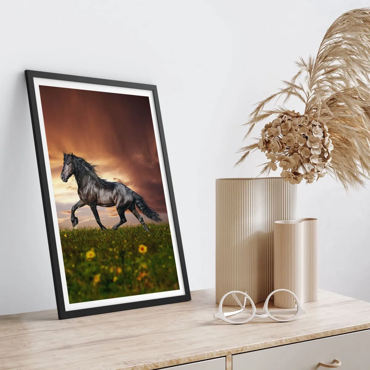 Póster en marco negro - Un caballo negro galopa a través de un prado a la luz del sol poniente. - 50x70cm - Príncipe negro - Decoración de pared moderna para salón y dormitorio ARTTOR