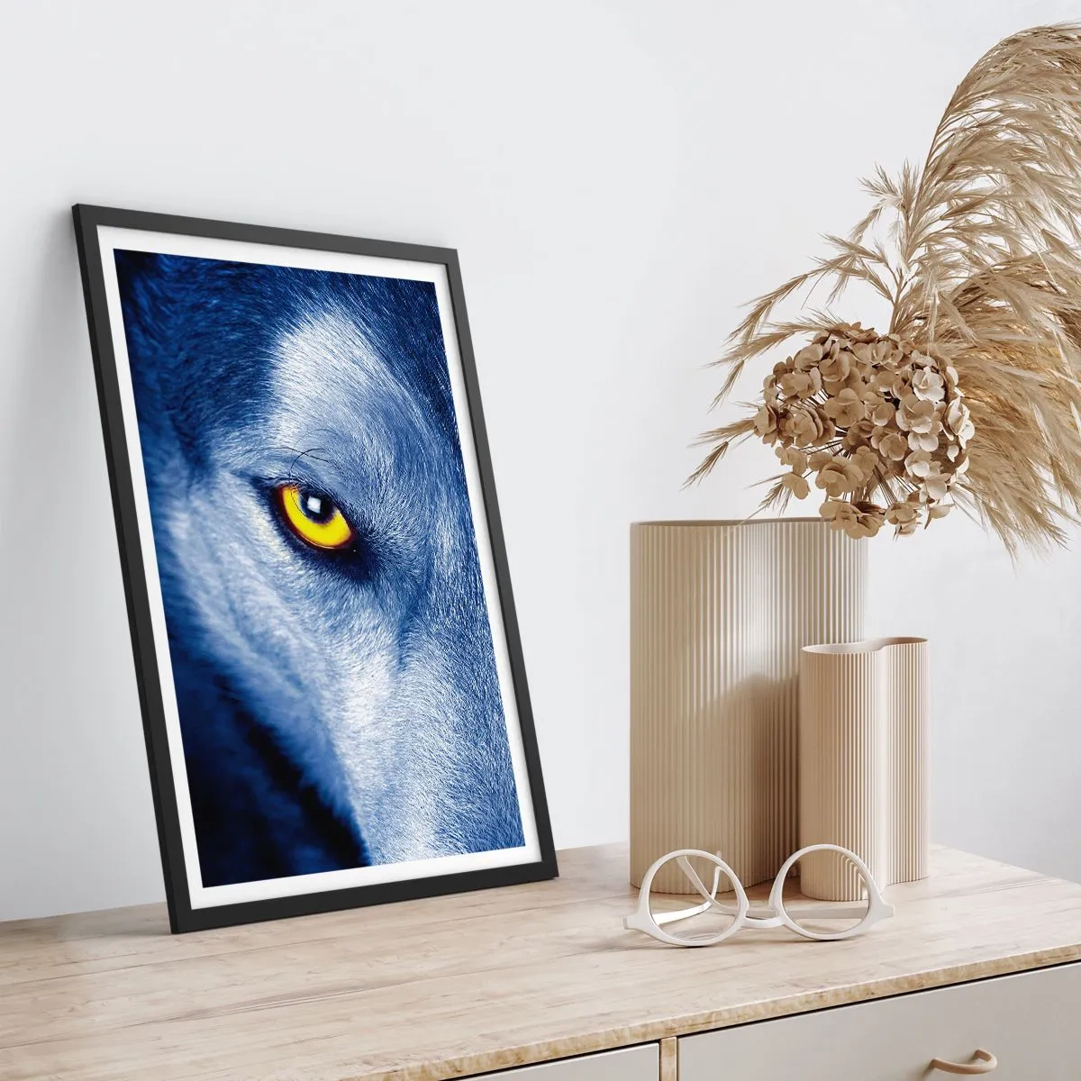 Póster en marco negro - Un primer plano del ojo amarillo de un lobo en un tono azul. - 50x70cm - La mirada hipnótica - Decoración de pared moderna para salón y dormitorio ARTTOR